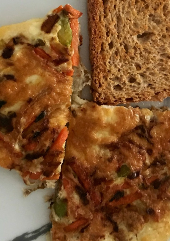 Una foto de Tortilla de verduras y pan tostado