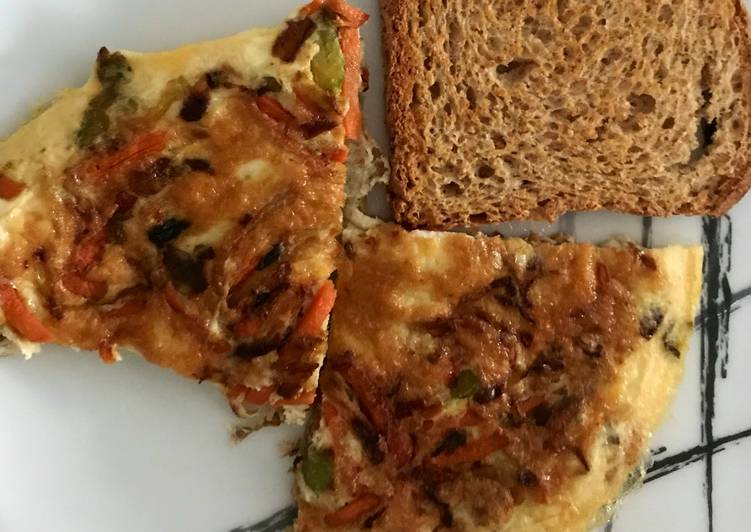 Tortilla de verduras y pan tostado