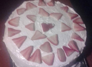Una foto de Torta de mousse de frutilla