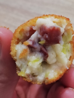 Una foto de Croqueta de puerro y jamón ibérico
