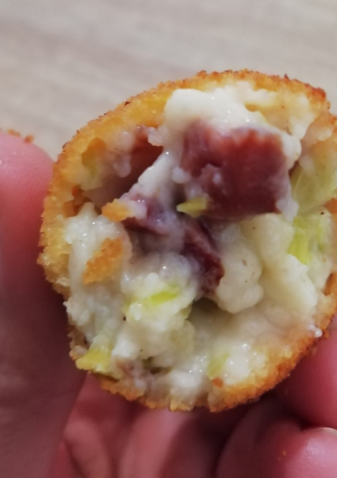Una foto de Croqueta de puerro y jamón ibérico