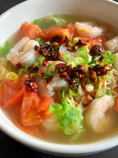 A picture of Prawn, Tomato & Lettuce Ramen Soup.