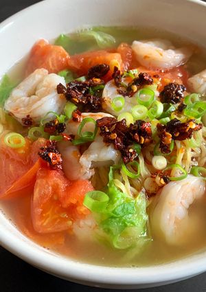 A picture of Prawn, Tomato & Lettuce Ramen Soup.