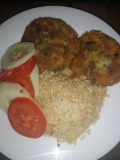 Una foto de Tortitas de papa con atún acompañadas de arroz