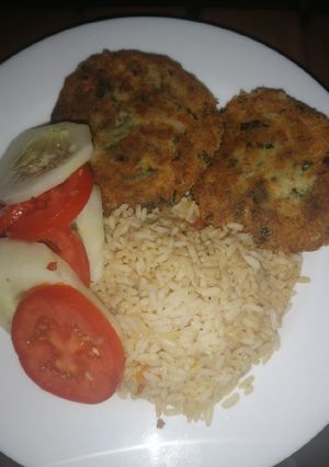 Una foto de Tortitas de papa con atún acompañadas de arroz