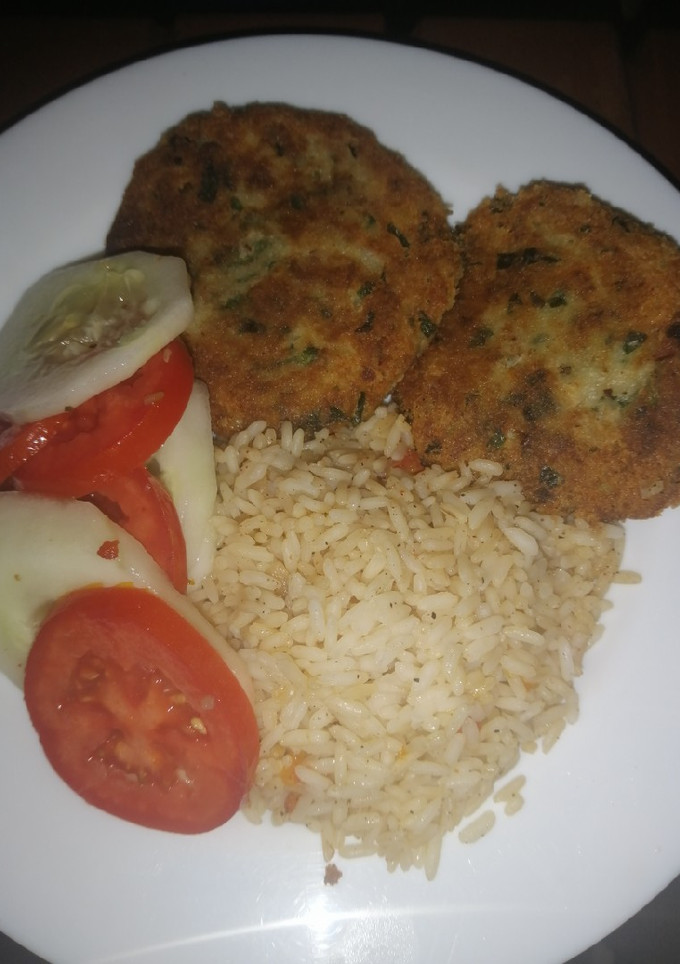 Una foto de Tortitas de papa con atún acompañadas de arroz