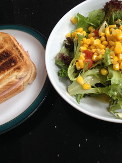 Una foto de 🌿Ensalada con sándwich de queso crema y jamón cocido🌿