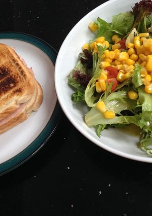 Foto principal de 🌿Ensalada con sándwich de queso crema y jamón cocido🌿