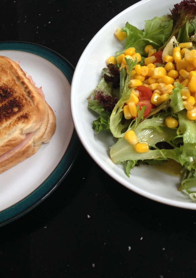 Una foto de 🌿Ensalada con sándwich de queso crema y jamón cocido🌿
