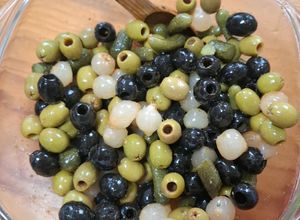 Una foto de Aceitunas con encurtidos