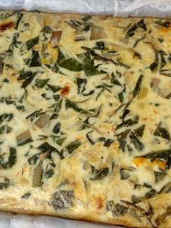Una foto de Tortilla de claras con acelgas, cebolla y chorizo de pavo