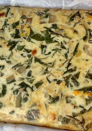 Una foto de Tortilla de claras con acelgas, cebolla y chorizo de pavo
