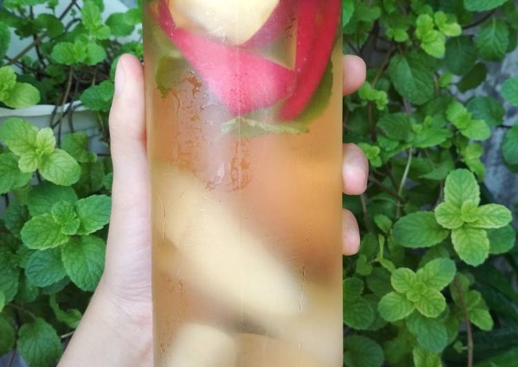 Cara membuat Infusedwater apel pir daun mint enak