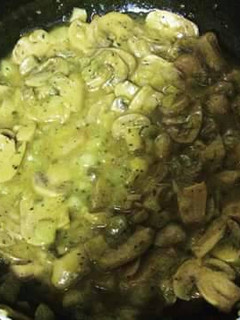 Una foto de Champiñones en salsa