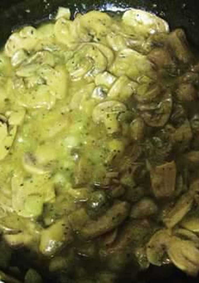 Una foto de Champiñones en salsa