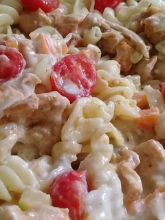 Foto de Macarrão cremoso com tomate cereja e frango