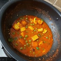A picture of Matar paneer.