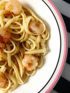 Una foto de Tallarines con gambas al ajillo
