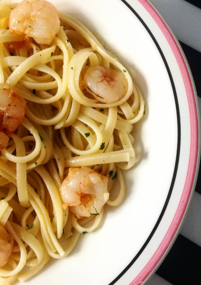 Una foto de Tallarines con gambas al ajillo