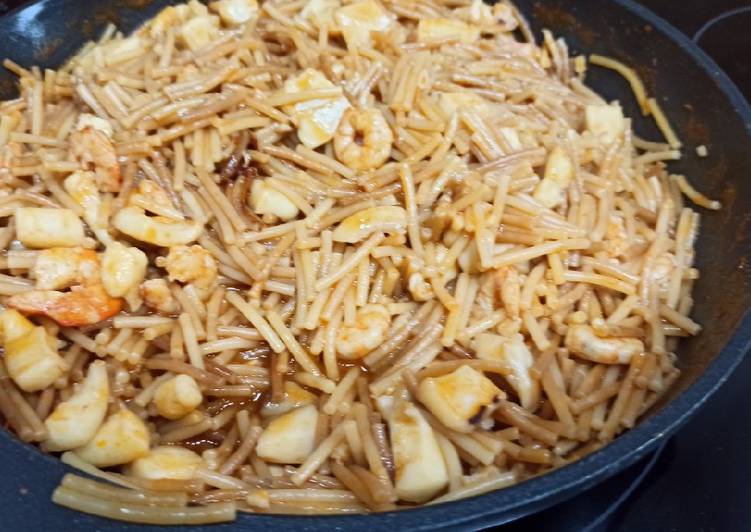 Fideuá con sepia y gambas