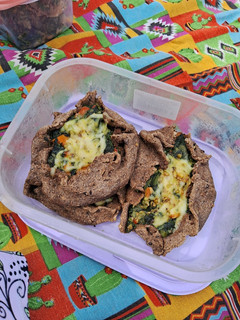 Una foto de Canastitas de acelga y verduras varias