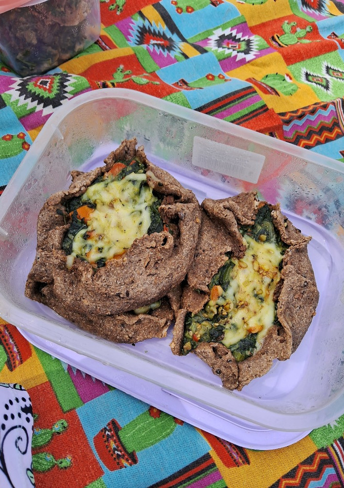 Una foto de Canastitas de acelga y verduras varias