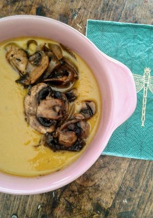 Una foto de Crema de Garbanzos con Cebolla y Champiñones Salteados