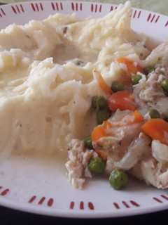 Una foto de Pollo arvejado con puré