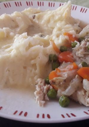 Una foto de Pollo arvejado con puré