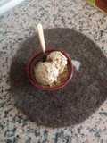 Helado de vainilla con chocolate