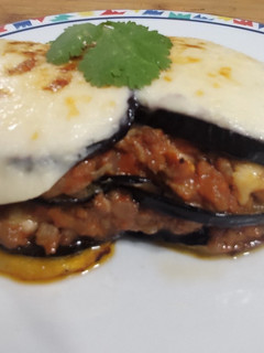 Una foto de Moussaka, lasaña de berenjena 🍆🐮🧀