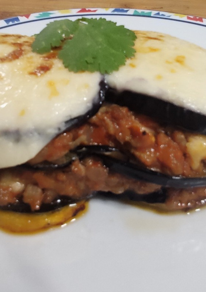 Una foto de Moussaka, lasaña de berenjena 🍆🐮🧀