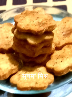 फूल शेप मसाला मठरी (Flower shape masala mathri recipe in Hindi) रेसिपी मुख्य फोटो