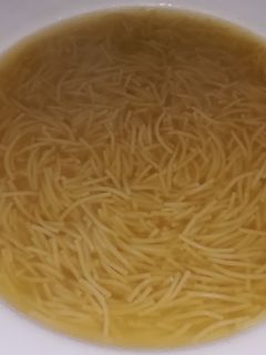 Una foto de Sopa de fideos integrales con caldo de vainas