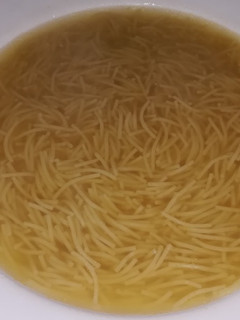 Una foto de Sopa de fideos integrales con caldo de vainas