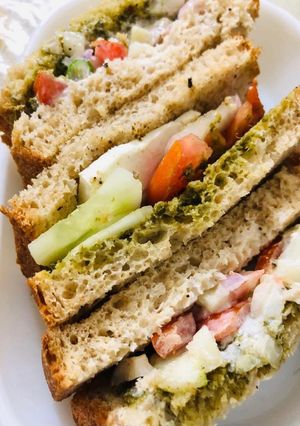 सुपर हेल्दी वेज राॅ सैंडविच (Super healthy veg raw sandwich recipe in Hindi) रेसिपी मुख्य फोटो