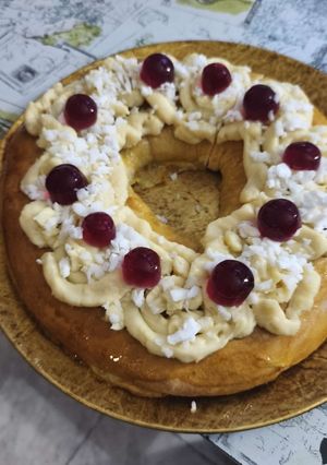 Una foto de Rosca de Pascua argentina rellena de crema pastelera: receta fácil, esponjosa y casera 🐣🥯