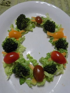 Una foto de Corona y Árbol de Navidad - con verduras - para adornar la mesa