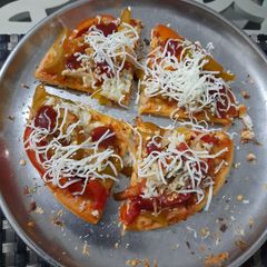 A picture of Bhakhri pizza.