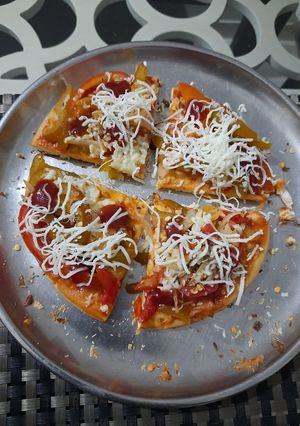 A picture of Bhakhri pizza.