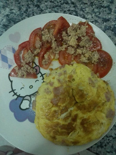 Una foto de Tortilla de atún, jamón york y queso con tomate rajao