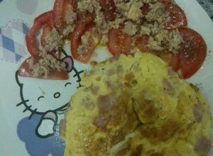 Una foto de Tortilla de atún, jamón york y queso con tomate rajao