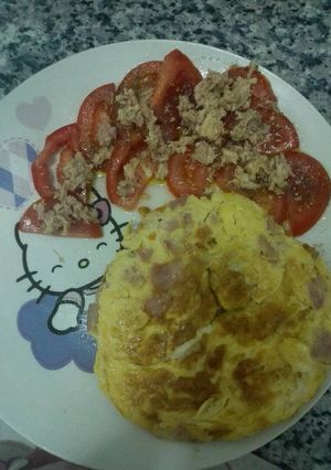 Una foto de Tortilla de atún, jamón york y queso con tomate rajao
