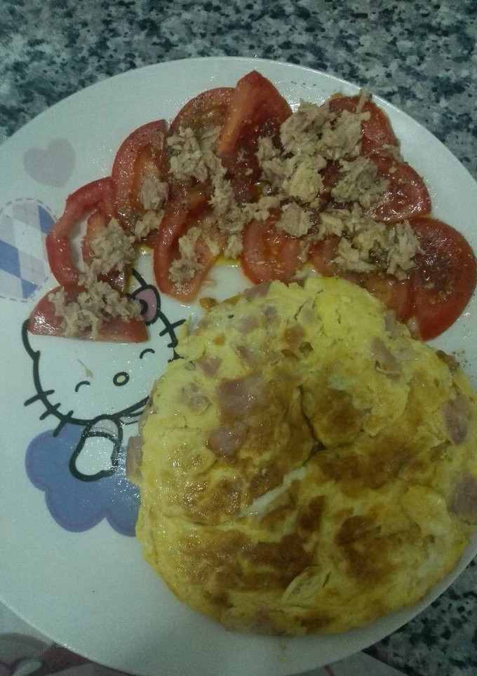 Una foto de Tortilla de atún, jamón york y queso con tomate rajao