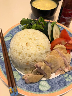 Una foto de Arroz con pollo HainaneseCHICKEN RICE 海南鶏飯ข้าวมันไก่ Nasi ayam HainanJaponés 🇸🇬🇹🇭🇲🇾🇺🇾🇯🇵シンガポール風チキンライス
