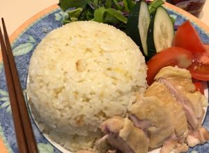 Una foto de Arroz con pollo HainaneseCHICKEN RICE 海南鶏飯ข้าวมันไก่ Nasi ayam HainanJaponés 🇸🇬🇹🇭🇲🇾🇺🇾🇯🇵シンガポール風チキンライス