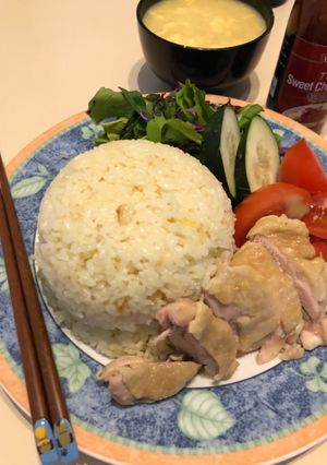 Una foto de Arroz con pollo HainaneseCHICKEN RICE 海南鶏飯ข้าวมันไก่ Nasi ayam HainanJaponés 🇸🇬🇹🇭🇲🇾🇺🇾🇯🇵シンガポール風チキンライス