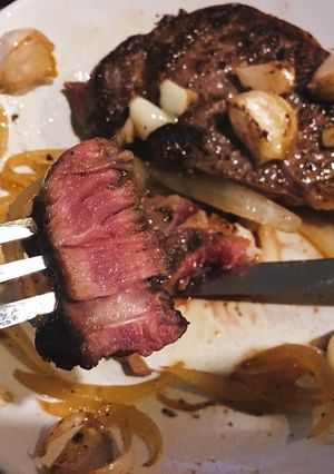 รูปของ สเต็กเนื้อ medium rare
