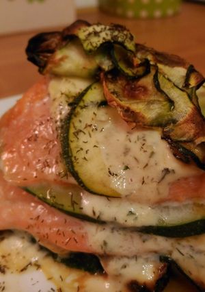 Una foto de Milhojas de salmón y calabacín crujiente con salsa de yogurt al eneldo