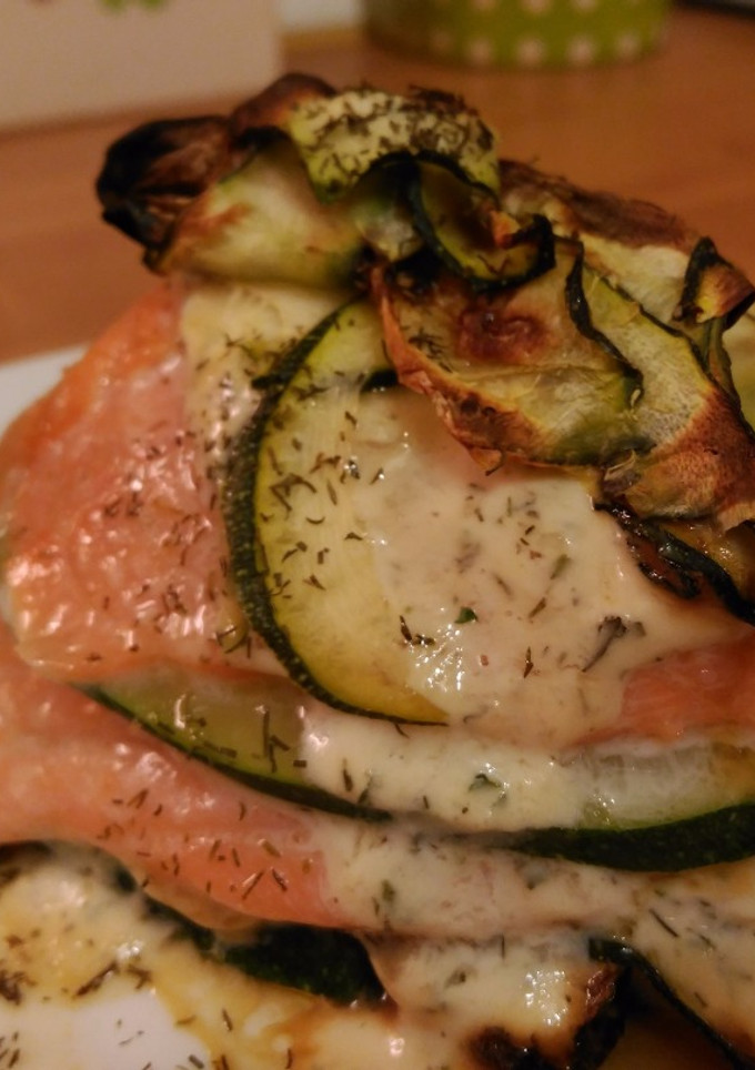 Una foto de Milhojas de salmón y calabacín crujiente con salsa de yogurt al eneldo